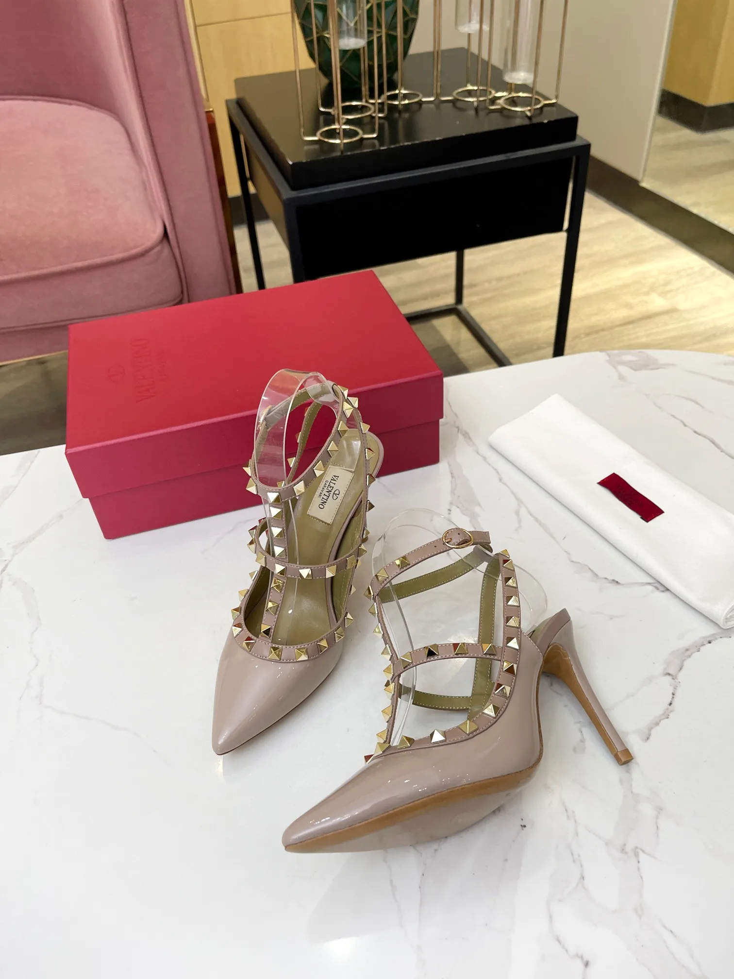 Factory direct sales p520 🐘🐘Women's Shoes Women's Clothing Women's Shoes Women's Clothing 𝑉𝐴𝐿𝐸𝑁𝑇𝐼𝑁𝑂👠 Valentino new spring and summer (new generation full-face cowhide) sandals. The unique [unique V family rivet design] brings out a full sense of high-end, and the new season will live up to expectations! Worth buying★Absolutely high-grade❥Original method, Absolutely sensual❥Elegant style, creating a different feeling, simple and elegant style!  Code number: 35-39 (34.40.41.42 is customized and non-returnable) Inner lining: sheepskin lining, genuine leather outsole Heel height: 9.5cm (two-ring strap) 6.5cm (three-ring strap)